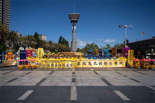 '图7：法轮功学员恭祝师父生日快乐'