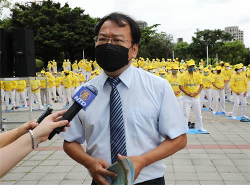 图5:台中市议员谢志忠早早就到会场声援法轮功反迫害。