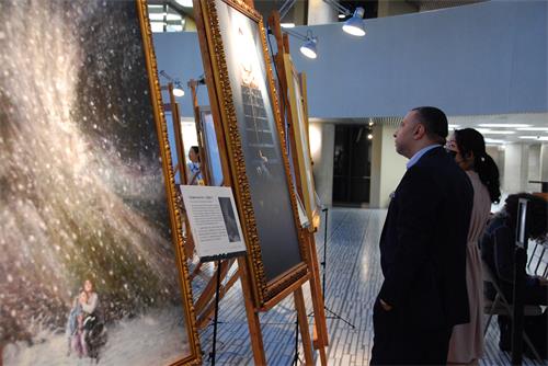 图1～7：在多伦多市政中心（Toronto City Hall）举办了为期一周的“真善忍国际美展”，图为画展现场，人们驻足观看法轮功学员的画作