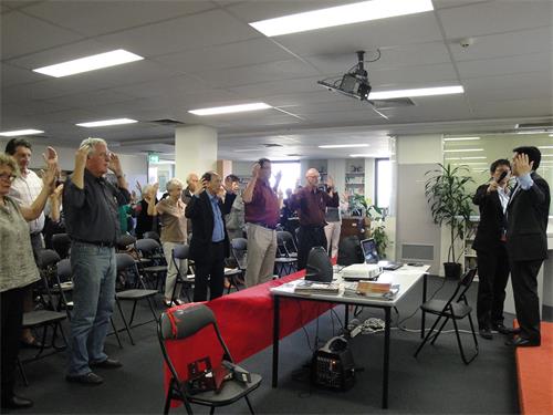 图5：二零一二年四月三日，王元甫在澳洲雪梨（Sydney）华侨文教服务中心（Sydney Chinese Culture & Education centre）演讲，现场教与会者法轮功功法。