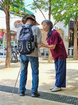 图2：每个周末，李英兰女士都会给有缘人介绍法轮功。