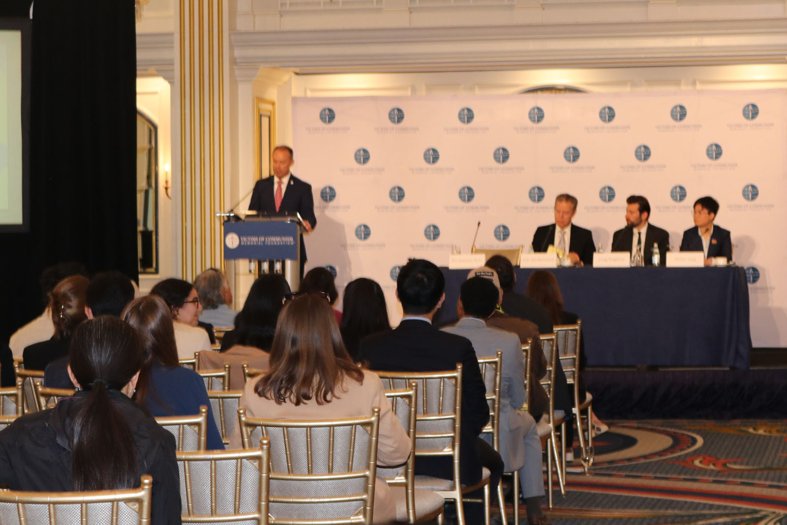 图1:二零二五年十月二十七日和二十八日两天,共产主义受害者纪念基金会在美国首都的华盛顿威拉德洲际酒店举办了一年一度的“中国论坛”会议。